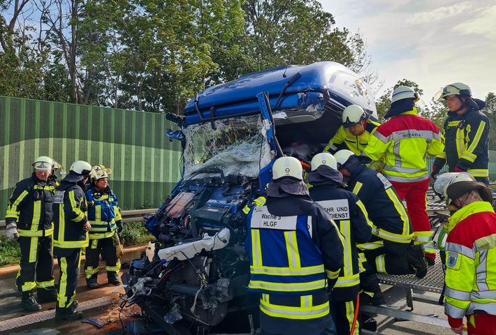 FW-BO: Schwerer LKW-Unfall auf der A 43 - Feuerwehr befreit Fahrer aus zerstörtem Führerhaus