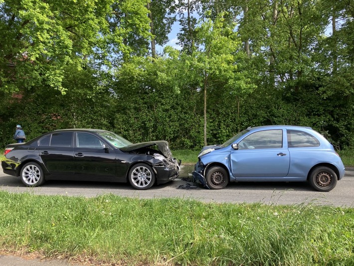 POL-STD: Zwei Verletzte bei Unfall in Buxtehude auf der Apensener Straße