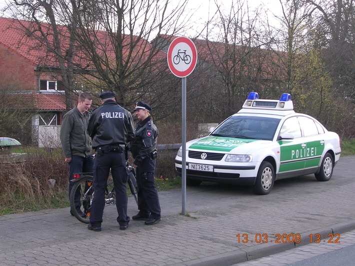 POL-NI: Radfahrerkontrollaktion hat Halbzeit - Polizei zieht Bilanz -Bild im Download -