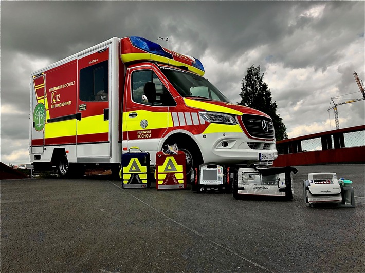 FW Bocholt: Eingeklemmter Fahrradfahrer unter PKW durch Feuerwehr befreit