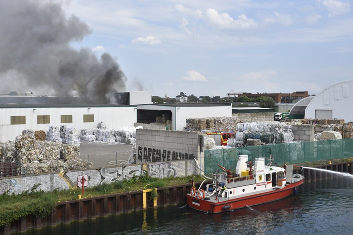 FW-DO: Dortmund-Hafen: Brand in einem Recyclingbetrieb