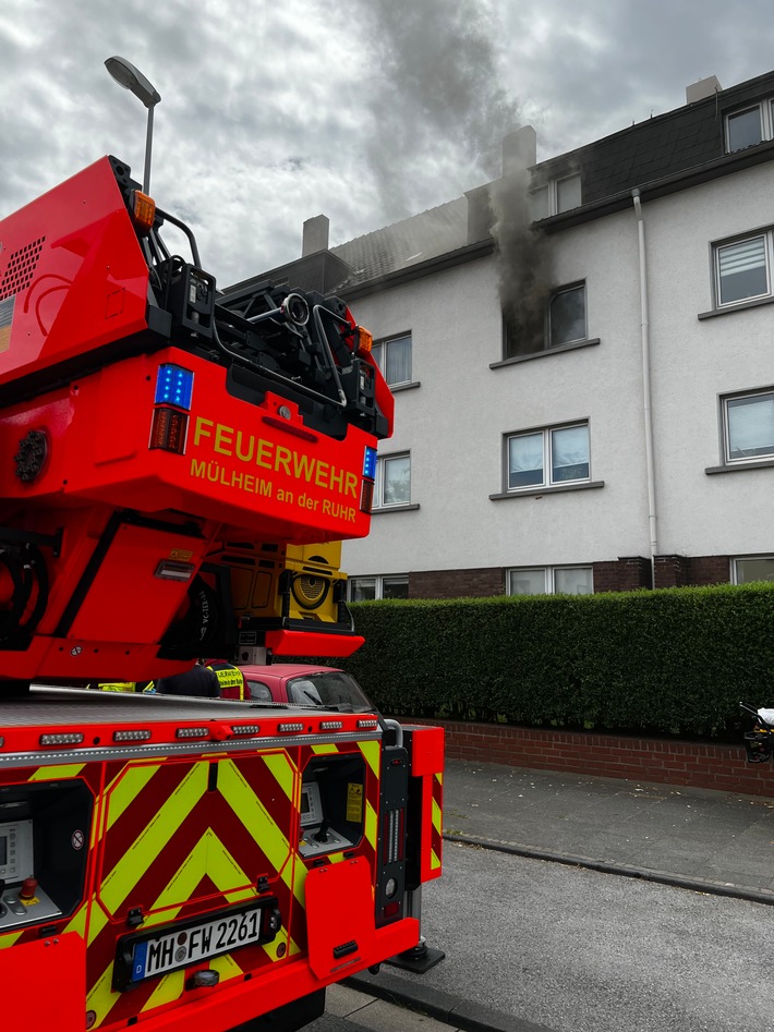 FW-MH: Küchenbrand in einem Mehrfamilienhaus