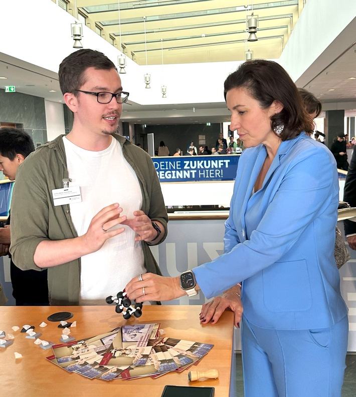 Uni Osnabrück: Forschungsbau CellNanOs virtuell beim BMFTR in Berlin