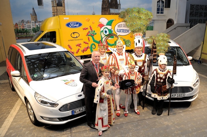 Ford-Werke-Chef Gunnar Herrmann übergibt bei der traditionellen Wagenübergabe im Kölner Karnevalsmuseum die Ford-Modelle an das Kölner Dreigestirn Prinz Marc I., Bauer Markus und Jungfrau Catharina sowie das Kinderdreigestirn Kinderprinz Linus, Kinderbauer Adrian und Kinderjungfrau Phillippa.