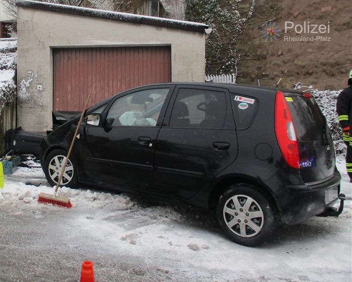 POL-PPWP: Von der Straße abgekommen - 78-jähriger Mann verstirbt im Krankenhaus