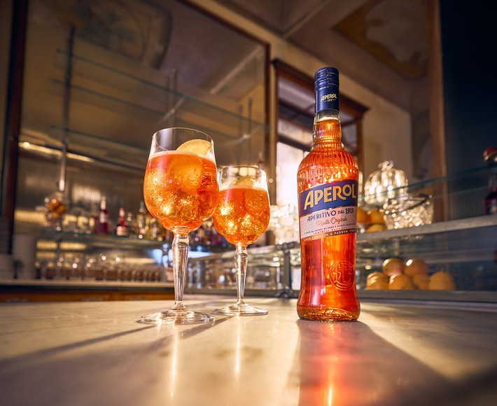 Aperol präsentiert neues Flaschendesign / Neuer Look, unveränderter Geschmack: Aperol verbindet italienische Tradition mit zeitgemäßem Stil