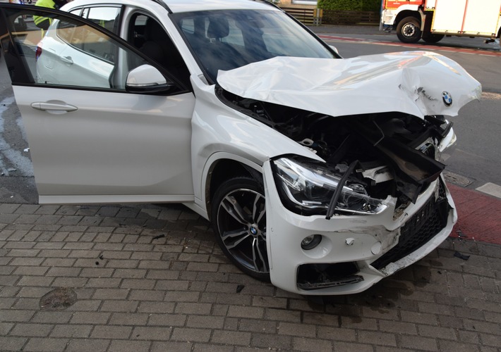 POL-HF: Hyundai überschlägt sich nach Zusammenstoß mit BMW - Beifahrerin schwer verletzt