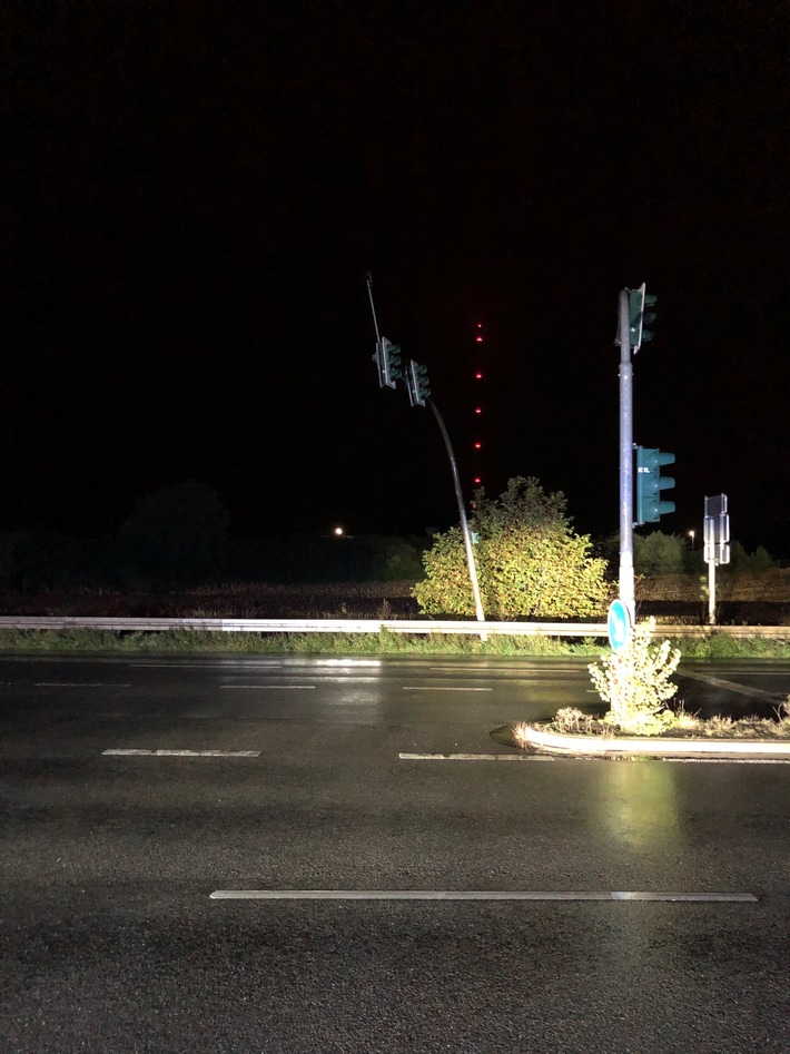 POL-WES: Wesel - Verkehrsunfallflucht nach Zusammenstoß mit Ampelmast