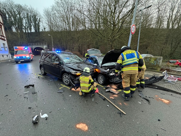 FW-EN: Drei verletzte Personen bei Unfall auf der Wetterstraße - Böller im Zigarettenautomat verursacht Feuerwehreinsatz.