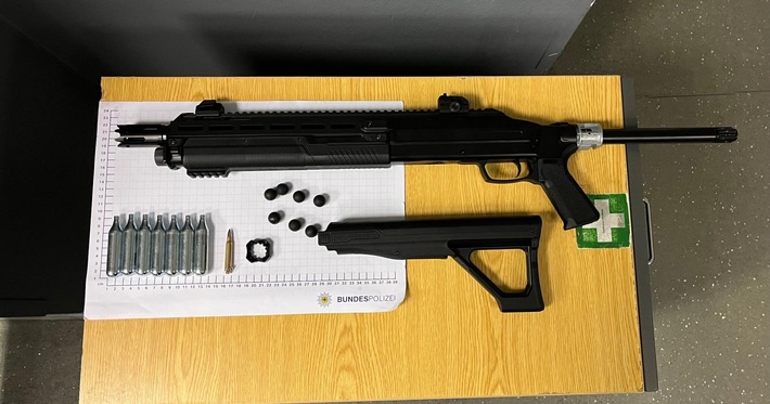 BPOL NRW: Verdächtiger Gegenstand im Zug: Bundespolizei beschlagnahmt Langwaffe