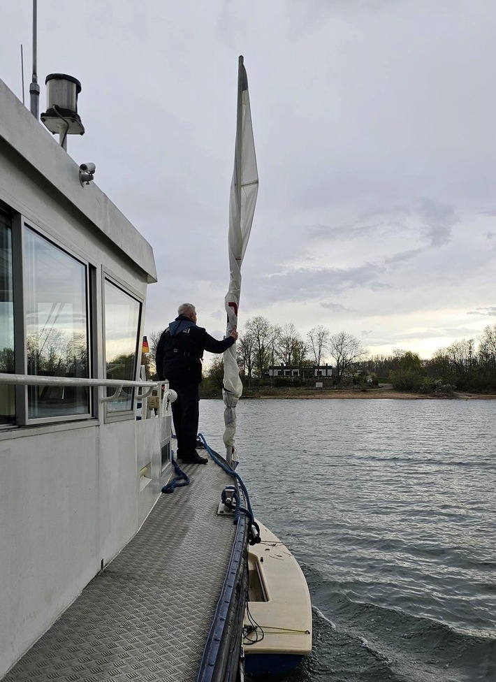 PP-ELT: Segelbootunglück auf dem Otterstädter Altrhein: Jugendliche Seglerin gerettet und sicher an Land gebracht