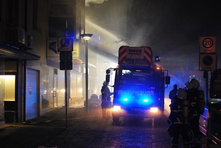 FW-MK: Nächtlicher Großbrand in der Iserlohner Innenstadt