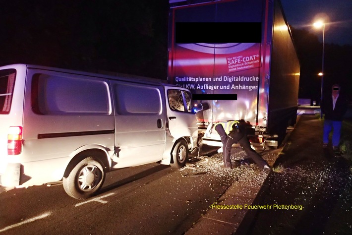 FW-PL: Verkehrsunfall in Plettenberg- Papenkuhle. Kleintransporter fährt in stehenden LKW.