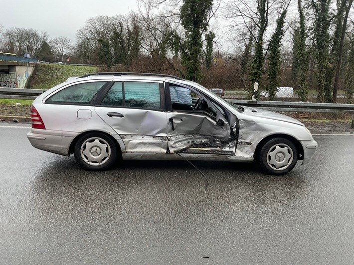 FW-MH: Verkehrsunfall in Mülheim-Styrum