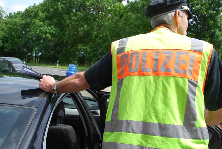 POL-WHV: Das genaue Hinsehen der geschulten Beamten mit Folgen: Trunkenheit im Verkehr, Fahren trotz Drogenkonsum und ein totalgefälschter Führerschein - Verkehrssicherheitsarbeit in der Polizeiinspektion