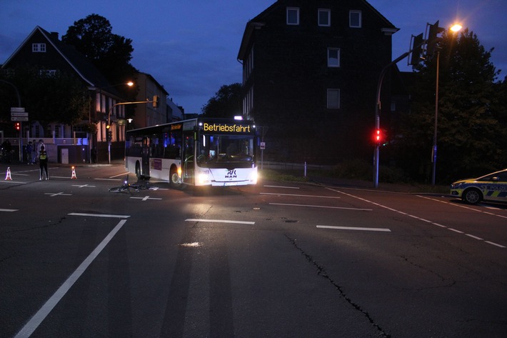 POL-RBK: Wermelskirchen - Pedelecfahrer nach Zusammenstoß mit Bus schwer verletzt