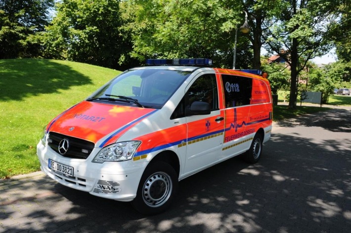 FW-Dorsten: Notarzteinsatzfahrzeug der Feuerwehr am Morgen verunglückt