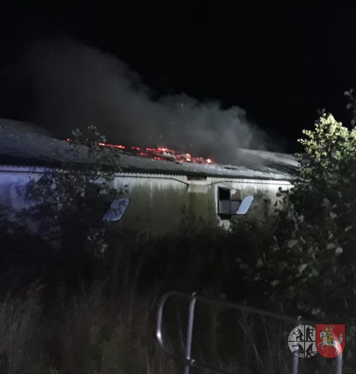 FW-HEI: Erneuter Einsatz in leerstehender Halle - Büsumer Feuerwehr löscht Brand