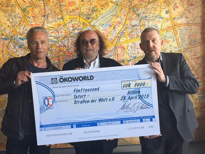 ÖKOWORLD AG: Max Ballauf und Freddy Schenk "verhaften" Alfred Platow in Köln / Klaus J. Behrendt und Dietmar Bär nehmen Spende für Tatort-Verein entgegen