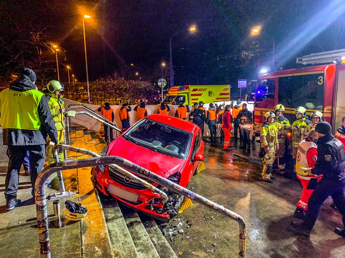 FW Dresden: PKW fährt auf Eingangstreppe zum Rudolf-Harbig-Stadion - drei Verletzte