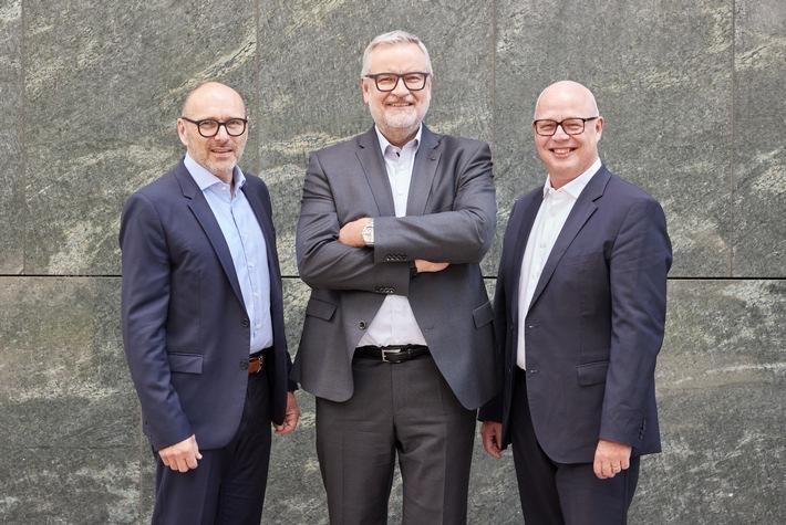 73. Gesellschafterversammlung der dpa Deutsche Presse-Agentur GmbH in Hamburg: Peter Kropsch (Vorsitzender der Geschäftsführung, dpa), David Brandstätter (Vorsitzender des dpa-Aufsichtsrats und Geschäftsführer der Main-Post GmbH, Würzburg), Sven Gösmann (Chefredakteur, dpa) , vlnr. / Weiterer Text über ots und www.presseportal.de/nr/8218 / Die Verwendung dieses Bildes ist für redaktionelle Zwecke unter Beachtung ggf. genannter Nutzungsbedingungen honorarfrei. Veröffentlichung bitte mit Bildrechte-Hinweis.