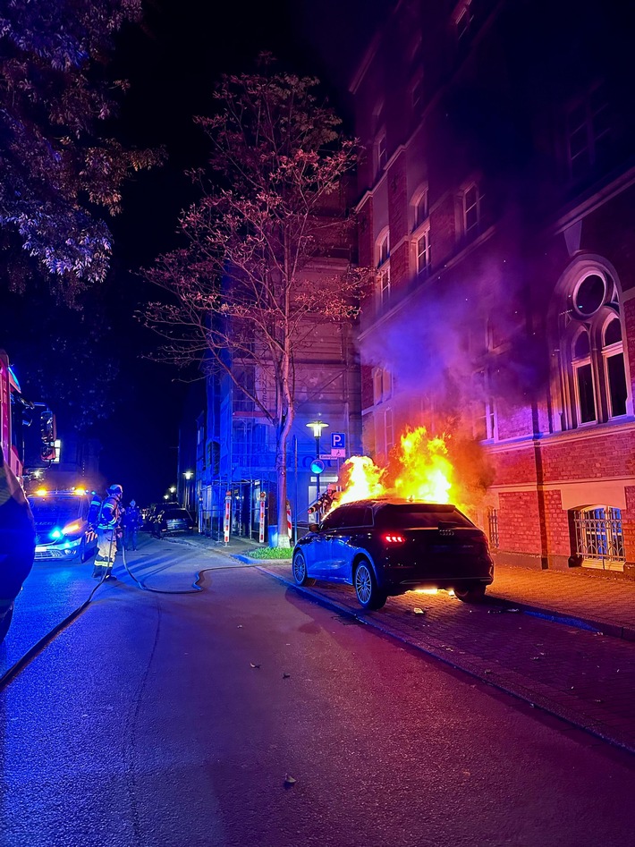 FW-NE: PKW-Brand auf der Promenadenstraße | Keine Verletzten