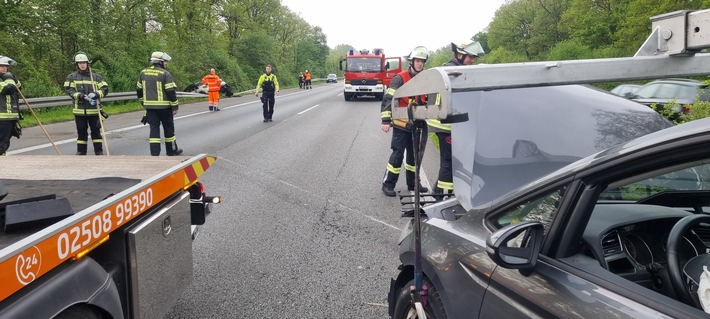 FW-WRN: 2RTW_1NEF - VU zwischen 2 PKW, keiner eingeklemmt, vermutlich 2 Verletzte