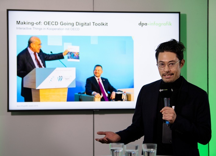 Der erste Platz in der Kategorie »Unternehmen, Organisationen und Institutionen« beim dpa-infografik award 2019 geht an Interactive Things in Kooperation mit der OECD. Im Bild: Christoph Schmid von Interactive Things. Rund 100 Infografiker, Redakteure und Kommunikationsfachleute waren bei der Auszeichnung der Sieger im Berliner Newsroom der dpa dabei. 
Weiterer Text über ots und www.presseportal.de/nr/8218. Die Verwendung dieses Bildes ist für redaktionelle Zwecke honorarfrei. Veröffentlichung bitte unter Quellenangabe: "obs/dpa Deutsche Presse-Agentur GmbH/Monika Skolimowska/dpa"