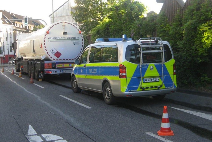 POL-ME: Polizei stoppt Tanklaster mit überhitzten Bremsen - Langenfeld - 2208016