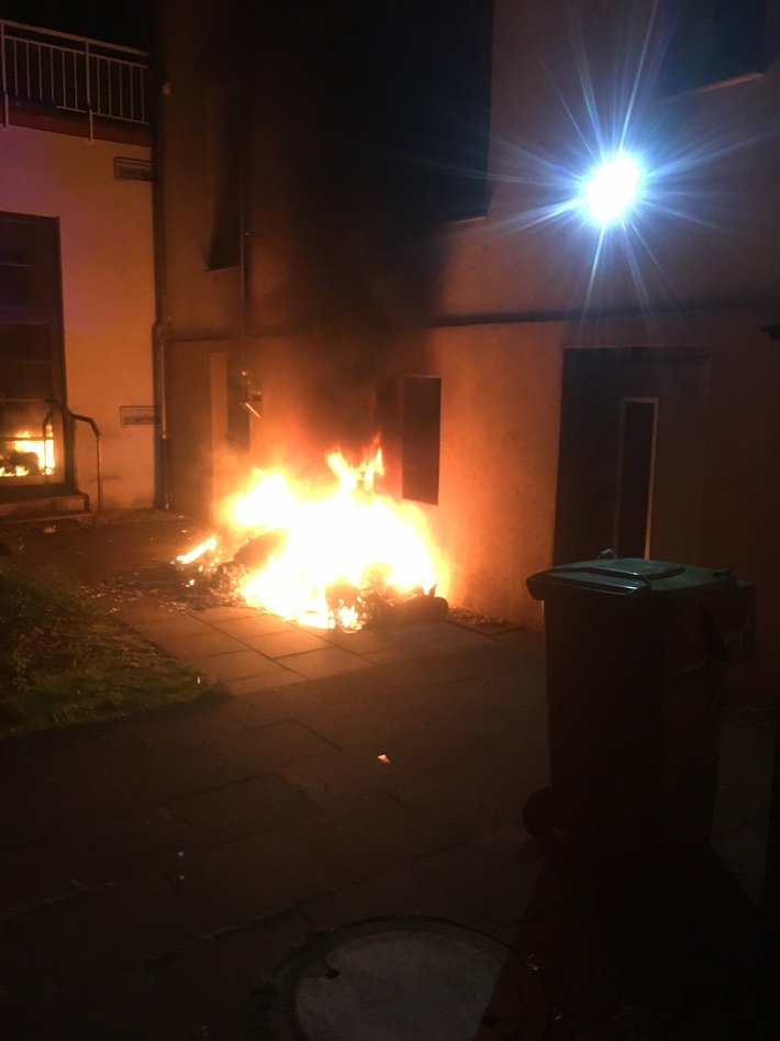 FW Lage: Feuer 1  / Brennt Mülltonne am Gebäude - 07.04.2019 - 21:04 Uhr