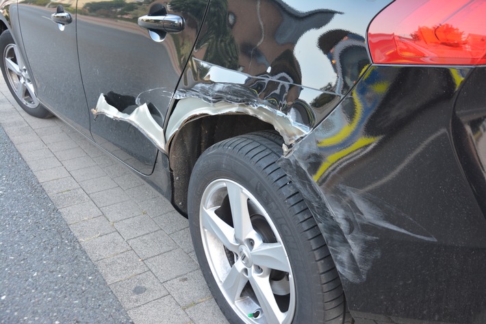 POL-HF: Verkehrsunfallflucht - Unbekannter Fahrzeugführer beschädigt Volvo