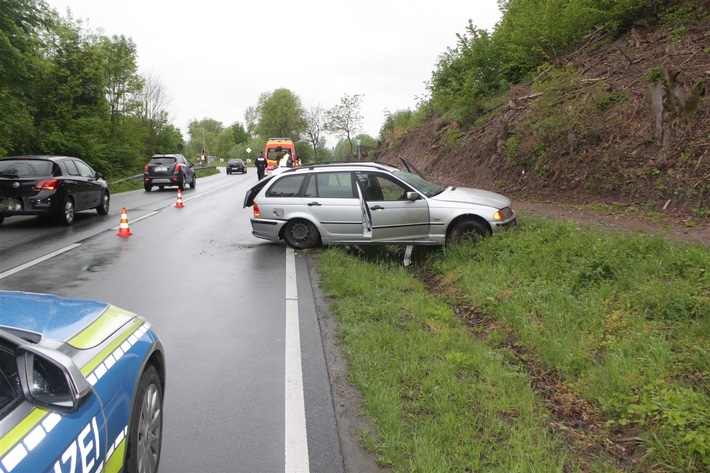 POL-HX: Unfall auf Bundesstraße - Fahrer leicht verletzt