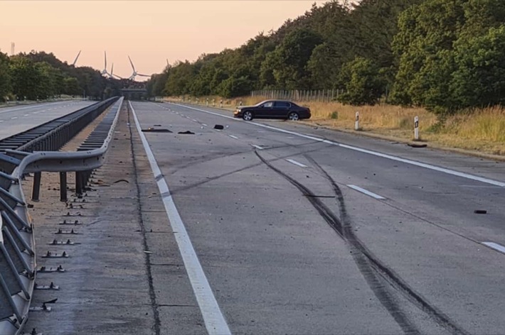 POL-CUX: Verkehrsunfall auf der BAB 27 - Bentley kollidiert mit der Mittelschutzplanke. Unfallverursacher ohne Fahrerlaubnis unterwegs (Lichtbild in der Anlage)