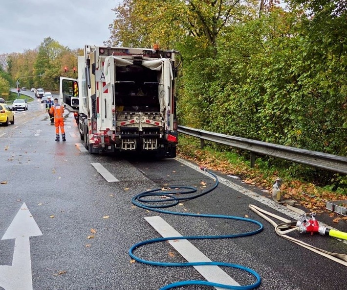 FW Königswinter: Rauchentwicklung aus Abfallsammelfahrzeug in Oberpleis.