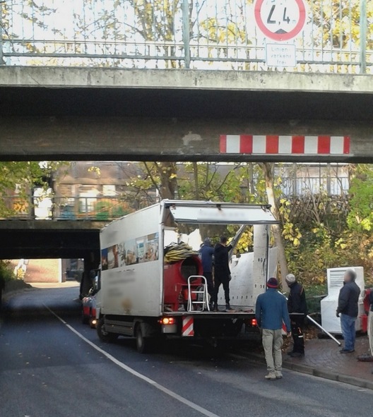 BPOL-FL: LKW-Fahrer missachtet Durchfahrtshöhe - Eisenbahnbrücke touchiert