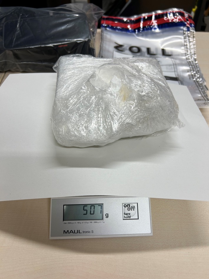 HZA-SI: Schnee im Auto - ZOLL findet über 1,6 Kilogramm Kokain unter Sitzen