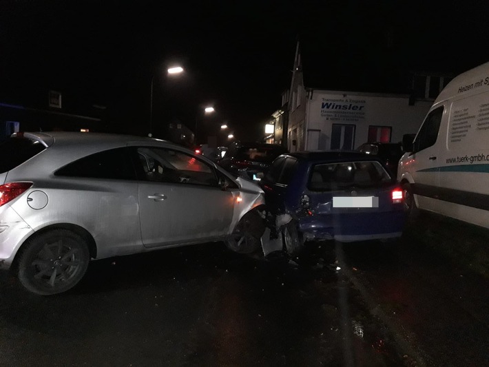 POL-RBK: Wermelskirchen - Alkohol und Betäubungsmittel intus: 32-Jähriger rammt geparkte Autos