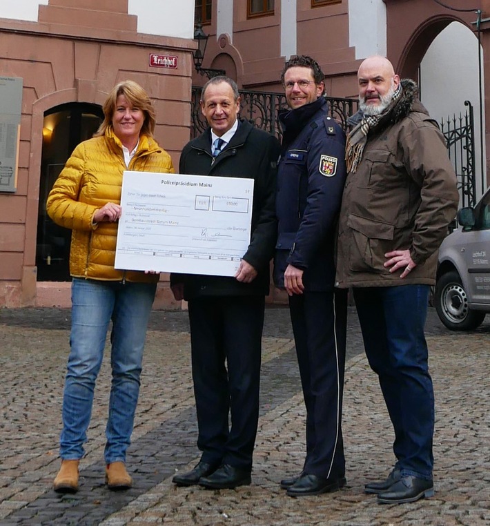 POL-PPMZ: Adventskonzert 2019: Spende für Dombauverein und Polizeiseelsorge