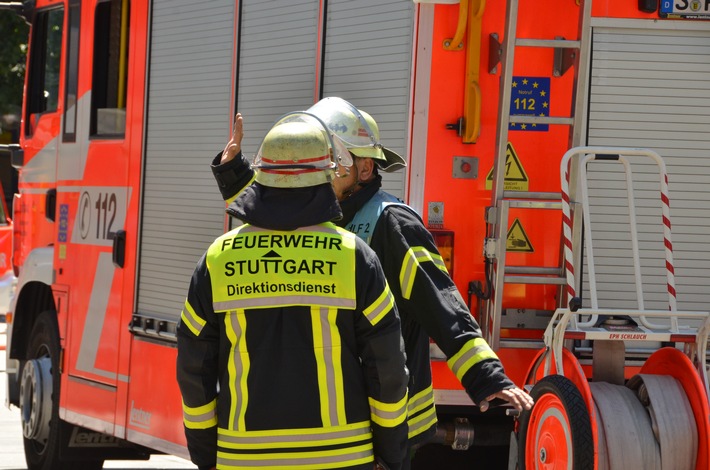 FW Stuttgart: Dachgeschosswohnung in Flammen