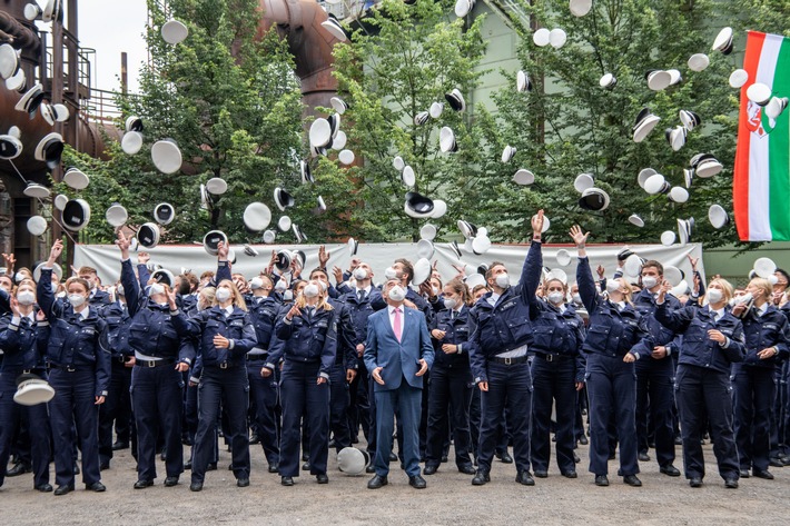 POL-DU: Meiderich: Polizei vereidigt 423 Anwärterinnen und Anwärter im Landschaftspark Duisburg-Nord