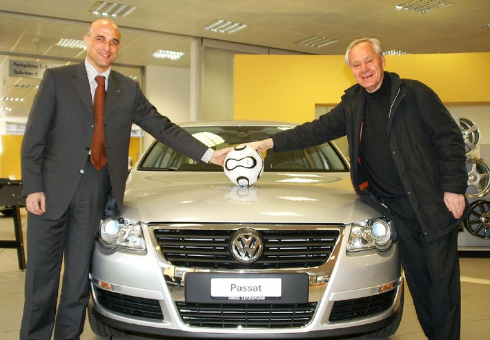 Köbi Kuhn reçoit sa nouvelle VW Passat - L&#039;entraîneur de l&#039;année et le volant d&#039;or