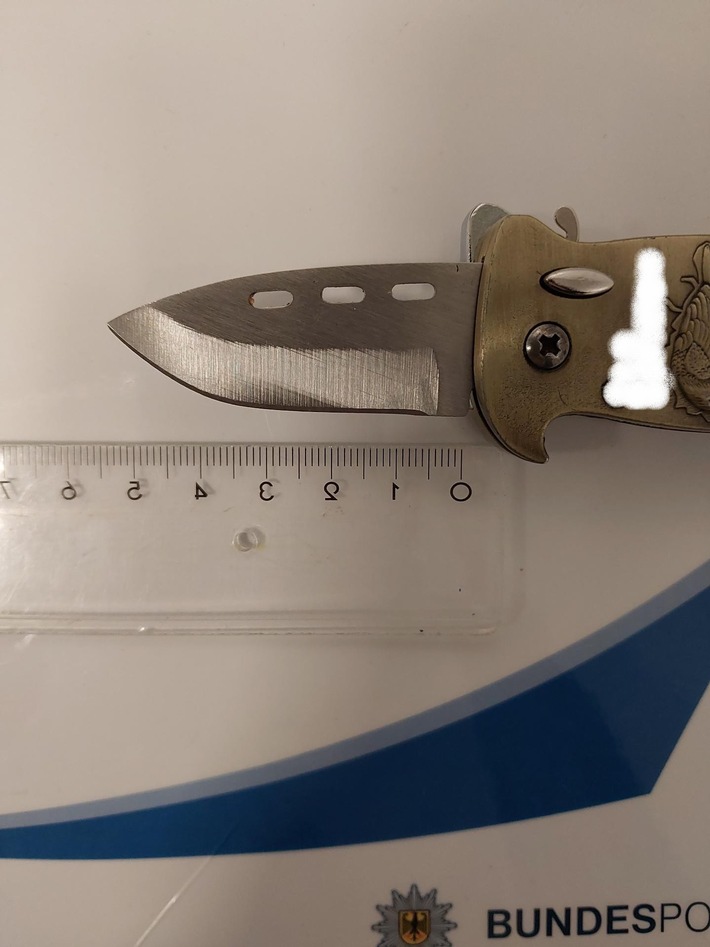 BPOL-HH: Festnahme einer Frau mit Betäubungsmitteln und Springmesser - Lebensgefährtin zahlt 645 Euro Geldstrafe und bewahrt per Haftbefehl gesuchte Frau vor Verbüßung einer Freiheitsstrafe von 129 Tagen