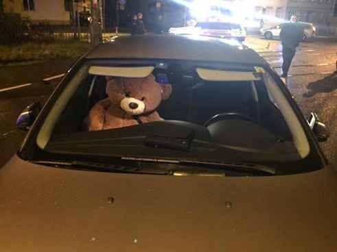 POL-PPTR: Verkehrsunfall am Bahnübergang - Fahrer und Teddybär als Beifahrer unverletzt