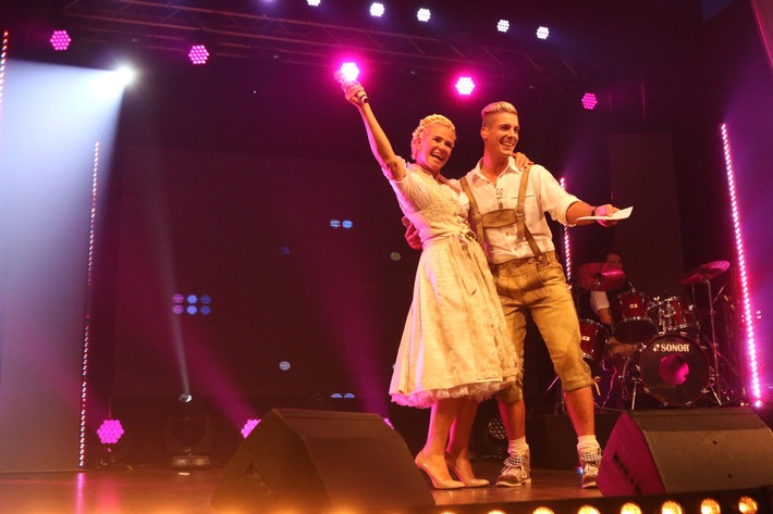 Claudia Effenberg gibt ihr Moderationsdebüt bei SAT.1 Gold: "Eine ganz neue Herausforderung!" / "Fetenhits Oktoberfest" am Freitag, 26. September 2014, um 20:15 Uhr (FOTO)