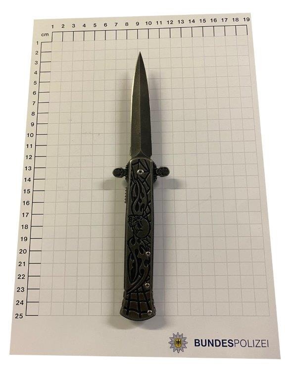 BPOL NRW: Bundespolizisten stoppen 16-Jährigen mit Springmesser