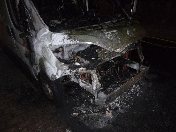 POL-PDWO: Brand eines Transporters