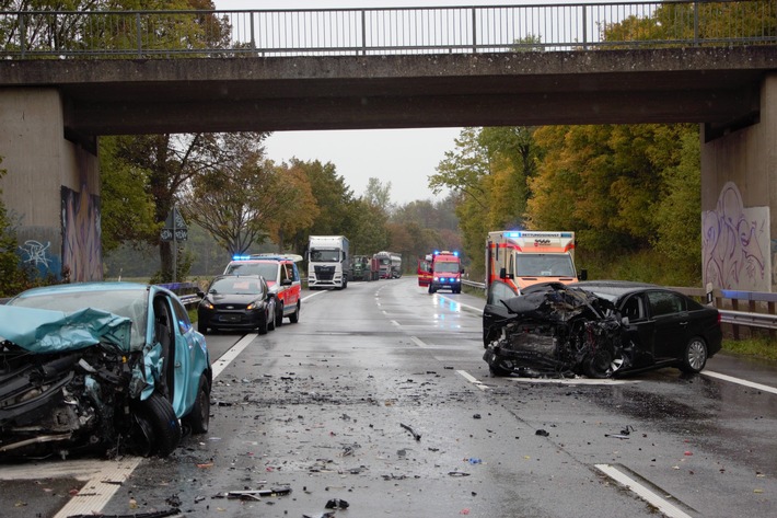FW Grevenbroich: Drei Verletzte nach Verkehrsunfall auf L116 bei Gustorf - Rettungshubschrauber im Einsatz