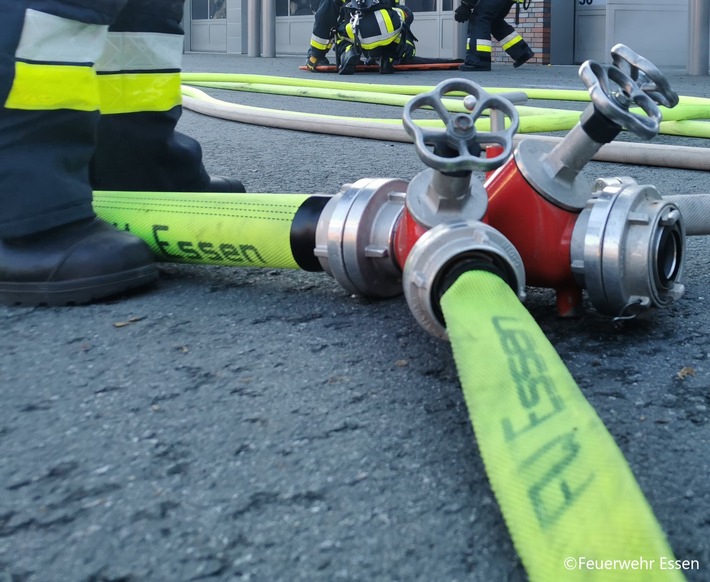 FW-E: Zimmerbrand in einem Mehrfamilienhaus - Feuerwehr rettet Bewohner aus verrauchter Wohnung