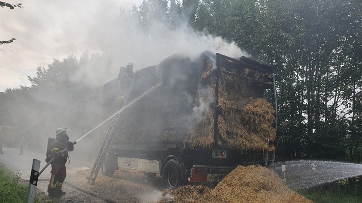 FW-SE: Ein brennender Strohanhänger beschäftigte die Feuerwehren über mehrere Stunden.