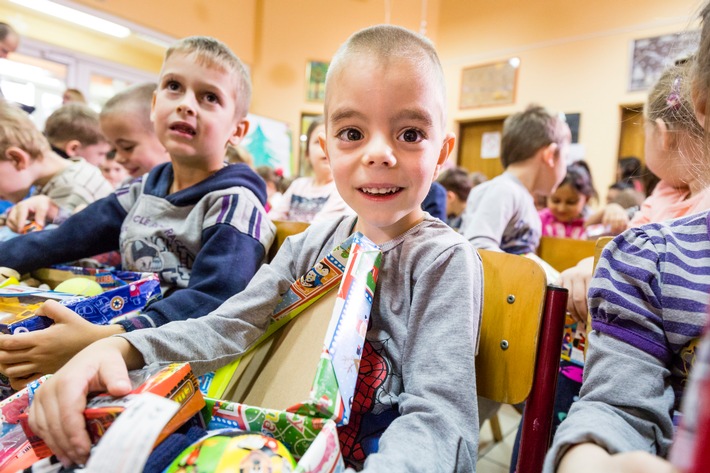 Große Resonanz für "Weihnachten im Schuhkarton®" / Ein Online-Video wird zum viralen Hit (FOTO)